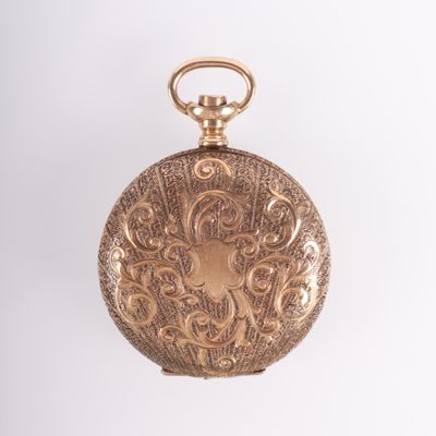 une montre de poche ancienne en or sur fond blanc, avec un fond blanc