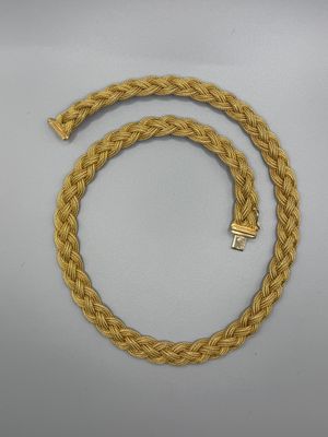 un gros plan sur une corde ornée d'un fermoir en or