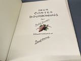 un livre ouvert posé sur une table à côté d'une tasse de café