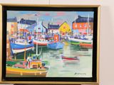 une peinture représentant une scène portuaire avec des bateaux dans l'eau
