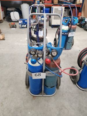 une photo montrant deux compresseurs d'air dans un garage