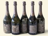 quatre bouteilles de vin sont alignées