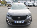 une voiture garée dans un parking