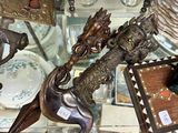 une table en verre sur laquelle sont posés de nombreux objets