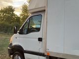 un camion blanc garé dans l'herbe