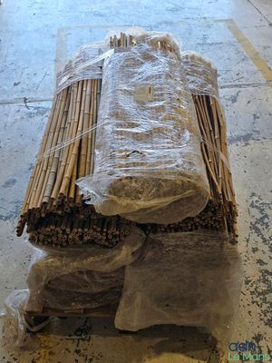 un gros tas de branches emballées dans du plastique, posé par terre
