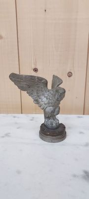une statue représentant un aigle perché sur une table en marbre
