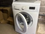 une machine à laver qui se trouve dans un garage