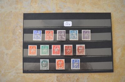 une photo d'une collection de timbres sur un mur
