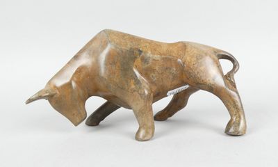 statue d'un taureau sur fond blanc