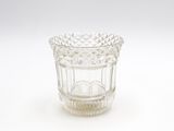 un vase en verre transparent avec un socle transparent posé sur une surface blanche