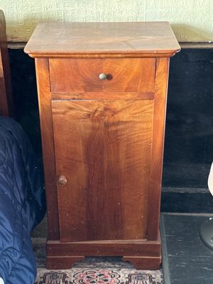 TABLE DE NUIT en bois. 81 x 44 x 34 cm.