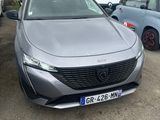 une voiture grise garée dans un parking à côté d'autres voitures