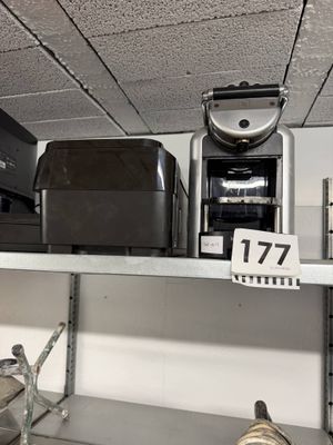 de nombreuses casseroles et poêles sur les étagères du magasin