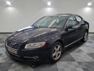 une photo d'une Volvo dans un showroom