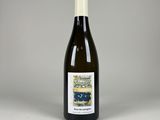 la bouteille de vin blanc est posée sur la table