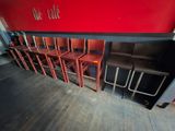 Au café, les tables et les chaises sont alignées contre le mur