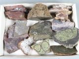 une boîte remplie de cailloux et de pierres posée sur une table