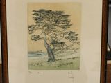 tableau représentant un arbre solitaire, encadré et posé sur une table
