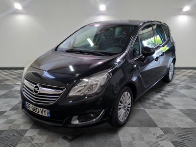 la photo d'une voiture noire garée dans un garage