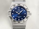 une image d'un gros plan d'une montre-bracelet avec des chiffres romains