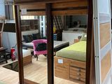une pièce avec un lit et un miroir