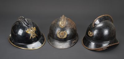 trois casques sont alignés sur une surface grise