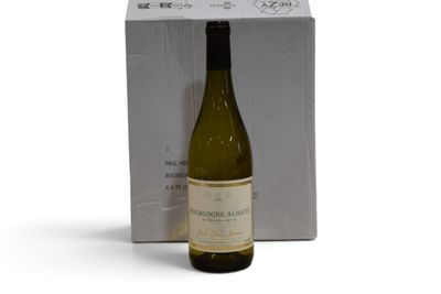 une bouteille de vin posée devant une boîte