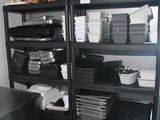 une cuisine où les étagères sont remplies de vaisselle et de casseroles