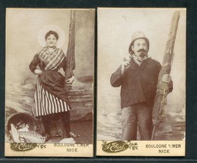 deux photos d'époque représentant un homme et une femme armés