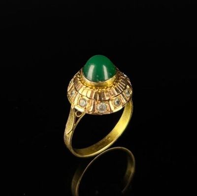 Bague conique en or jaune, ornée d'un cabochon de pierre ver…