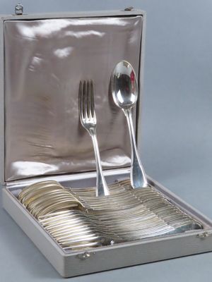 un service en argent dans un coffret, comprenant des cuillères, des fourchettes et des cuillères