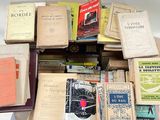 une pile de vieux livres posés sur une table