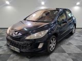 la photo d'une voiture noire garée dans un garage