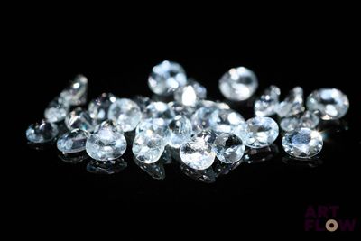 de très jolis diamants blancs sur un fond noir