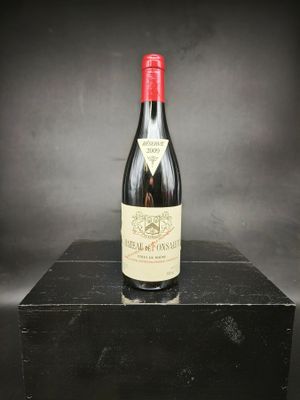 une bouteille de vin posée sur une boîte noire