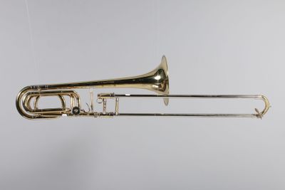 un trombone en laiton sur fond blanc et un fond blanc