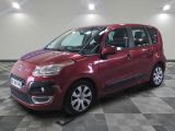 la citrole rouge est garee sur un carrelage en damier