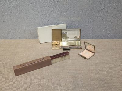 une brosse, un peigne, un miroir et un miroir posé sur une table
