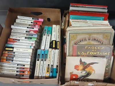 une boîte pleine de livres posée sur une table
