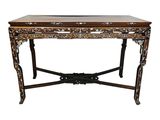 une console richement décorée, dotée d'un plateau en bois