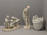 trois figurines posées sur une étagère