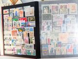 la photo d'un livre avec des timbres