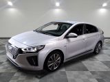 La nouvelle Toyota Mira hybride 2019 est exposée dans un showroom