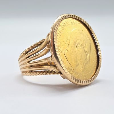 l'image d'un anneau d'or avec une pièce de monnaie au centre