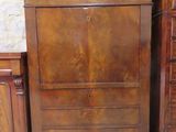 une armoire en bois et une commode dans une pièce