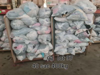 Environ 400 kg de vêtements de seconde main en sacs, avec un…