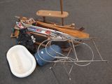 un tas de skis et de bâtons de ski par terre