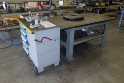 une machine posée sur une table dans une usine