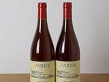 deux bouteilles de vin posées l'une à côté de l'autre sur une table en bois